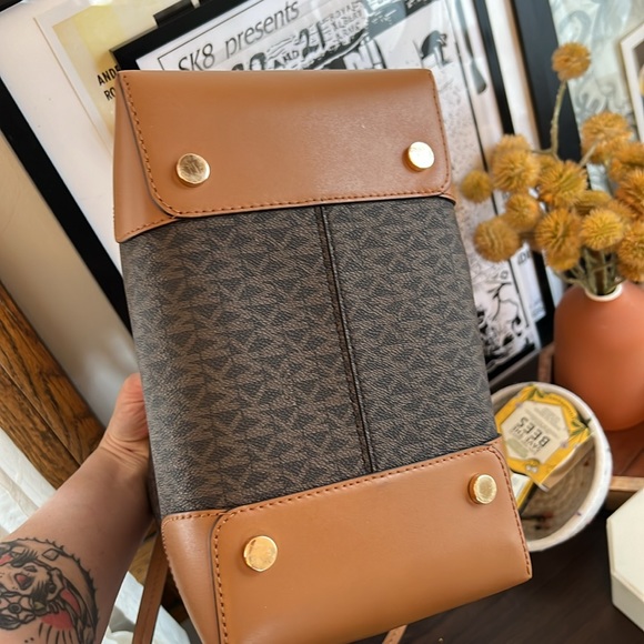 MICHEAL KORS Mercer Small Logo Bucket Bag - Picture 5 of 5